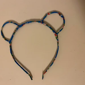 3-pack diadem med öron och blommigt mönster - Säljer tre söta diadem med öron, perfekta för att sticka ut! Ett blått, ett rosa och ett ljusrosa diadem, alla med blommigt mönster. De är tunna och lätta, med en lekfull design som ger en kul touch till din look.  35kr/st . Samma frakt 