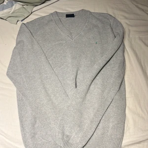 Ljusgrå stickad tröja Boomerang L - Säljer en ljusgrå stickad tröja från Boomerang i storlek L. Tröjan har v-ringad hals, ribbade muddar och en liten broderad logga på bröstet. Perfekt för lager-på-lager och enkel att matcha med jeans eller chinos. Denna är lite varmare som funkar med en t.ex. en vindjacka över till hösten. Priset går att diskutera.