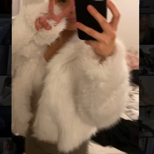 Päls jacka - Pälsjacka köpt hä på Plick, lågt pris då den har en sminkfläck vid kragen den kan nog gå å tvätta bort med medel. Det är föregående ägares bild inte min
