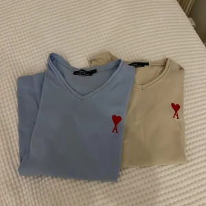 Ami Paris t-shirts - två tshirts från ami paris, inte använda & finns 1 st i beige och 1 st i ljusblått. Köpta för: 650kr/st. Säljer båda för 500kr.