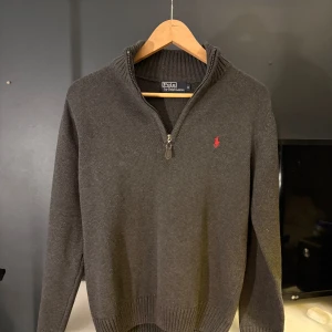 Ralph Lauren halvzip - Tjena! Super fin halv zip från Ralph Lauren. Inga defekter. Storlek M. Vid funderingar, skicka ett pm! 😊