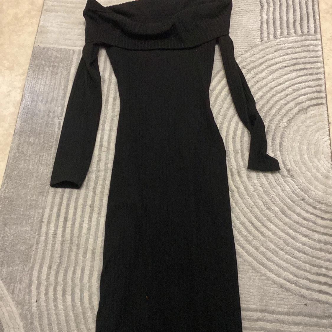 Svart ribbad långklänning offshoulder