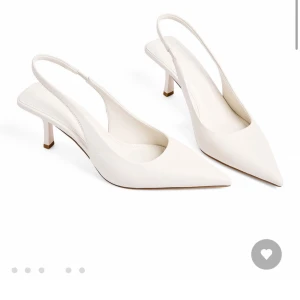 Vita pumps med spetsig tå och låg klack från NAKD - Snygga vita pumps med spetsig tå och öppen häl. Säljer då jag ej hann lämna tillbaka dem, aldrig använda. Nypris 499kr. 