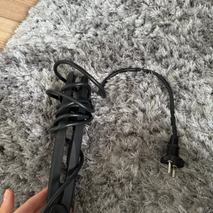 Melissa A06-0325 Plattång - Melissa plattång, modell A06-0325, 230V/35W. Svart design med enkel strömbrytare. Perfekt för att styla håret hemma.