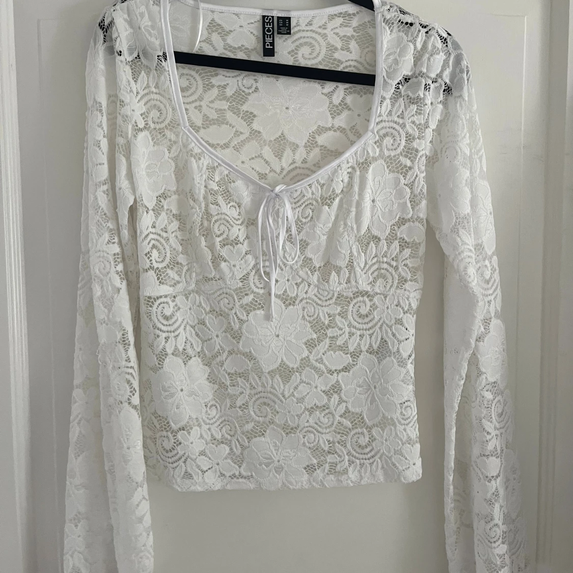 Vit spetsblus med snörning från Pieces