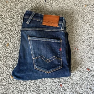 Replay Anbass jeans mörkblå, 31/34 - Säljer ett par snygga Replay Anbass jeans i mörkblå tvätt. Storleken är 31/34. Väl omhändertagen, inga defekter. De är INTE hyperflex vilket jag uppskattar. Skriv vid minsta fundering!!