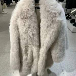 Beige pälsjacka - Säljer en supermjuk och fluffig beige pälsjacka med oversized passform. Jackan har bred krage och långa ärmar, perfekt för dig som vill sticka ut och hålla dig varm. Den har en lyxig känsla och passar perfekt till en snygg outfit. Den är från Zara och inte använd så många gånger.