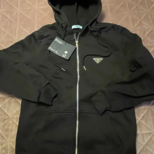 Svart Prada kofta med dragkedja o luva - Helt ny och oanvänd jätte snygg 