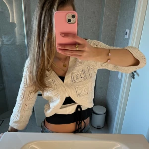 Trekvartsärmad kofta - Vit kofta köpt här på Plick! Som ny😇den går även att ha öppen!