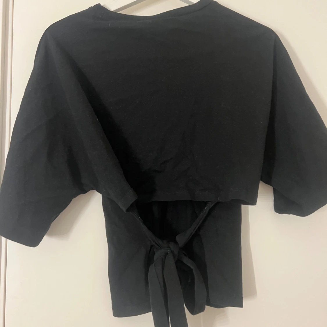 Svart croppad topp med knyt - 1