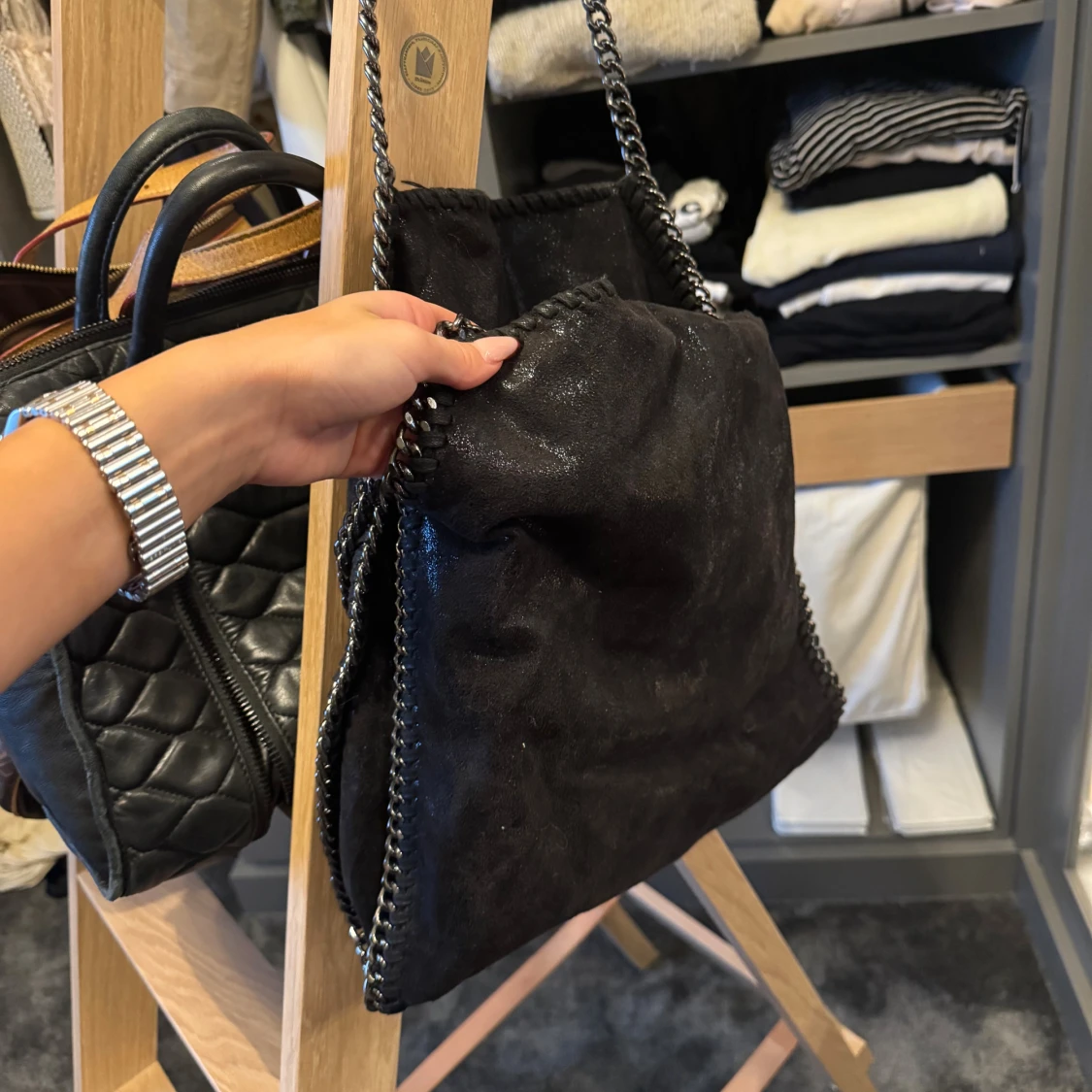 Svart axelväska med kedjedetaljer - 1