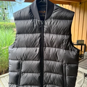 Woolrich väst - Säljer en Woolrich väst som är strax intill oanvänd, perfekt nu till hösten🍁  Tveka inte med att fråga och fundera:)
