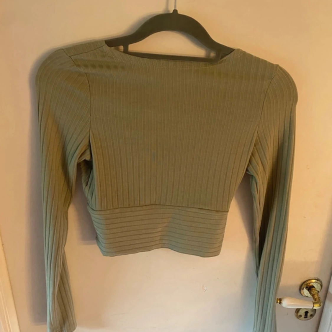 Grön ribbad omlottopp med lång ärm - 1