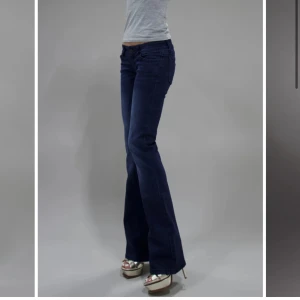 G Rise jeans  - Snygga mörkblå jeans från G Rise. Jeansen har låg midja, klassiska fem fickor och subtila slitningar framtill. Materialet är stretchigt denim för skön passform. Perfekt för dig som gillar en retro vibe och vill ha ett par jeans med lite extra attityd. Nypris 1299kr säljer för 600kr, använda 2 gånger. 