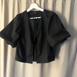 Svart topp med snörning från Gina Tricot  - Säljer en svart topp från Gina Tricot💓