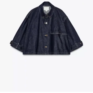  mörkblå jeansjacka poncho Zara - Säljer den populära jeansjackan i mörkblå denim med bred passform och trekvartsärmar från Zara. Poncho, trenchcoat, jacka. har klassisk krage, knäppning framtill med metallknappar och en unik asymmetrisk bröstficka. Från Zara slutsåld