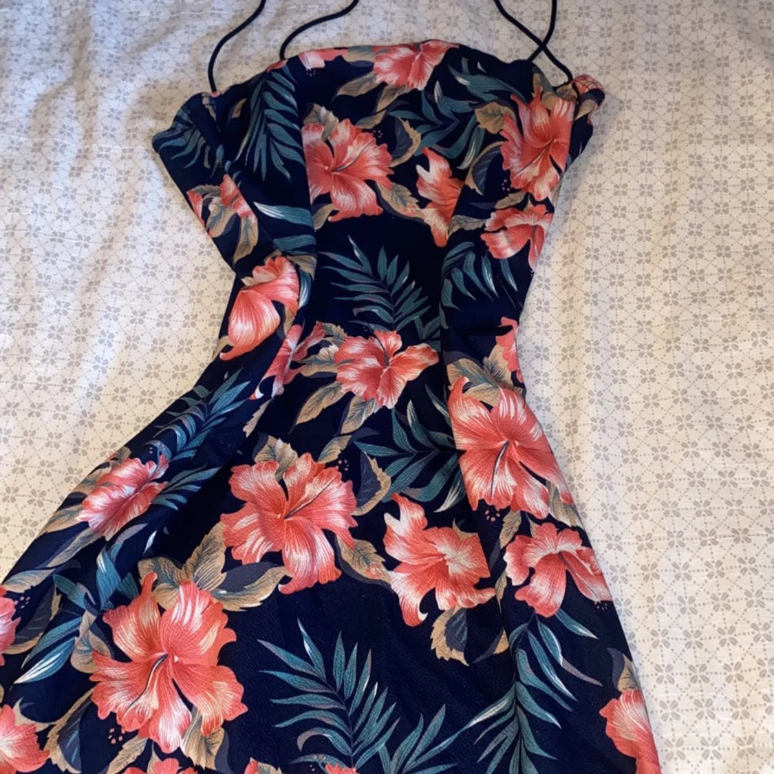 Blommig marinblå kortklänning - 1