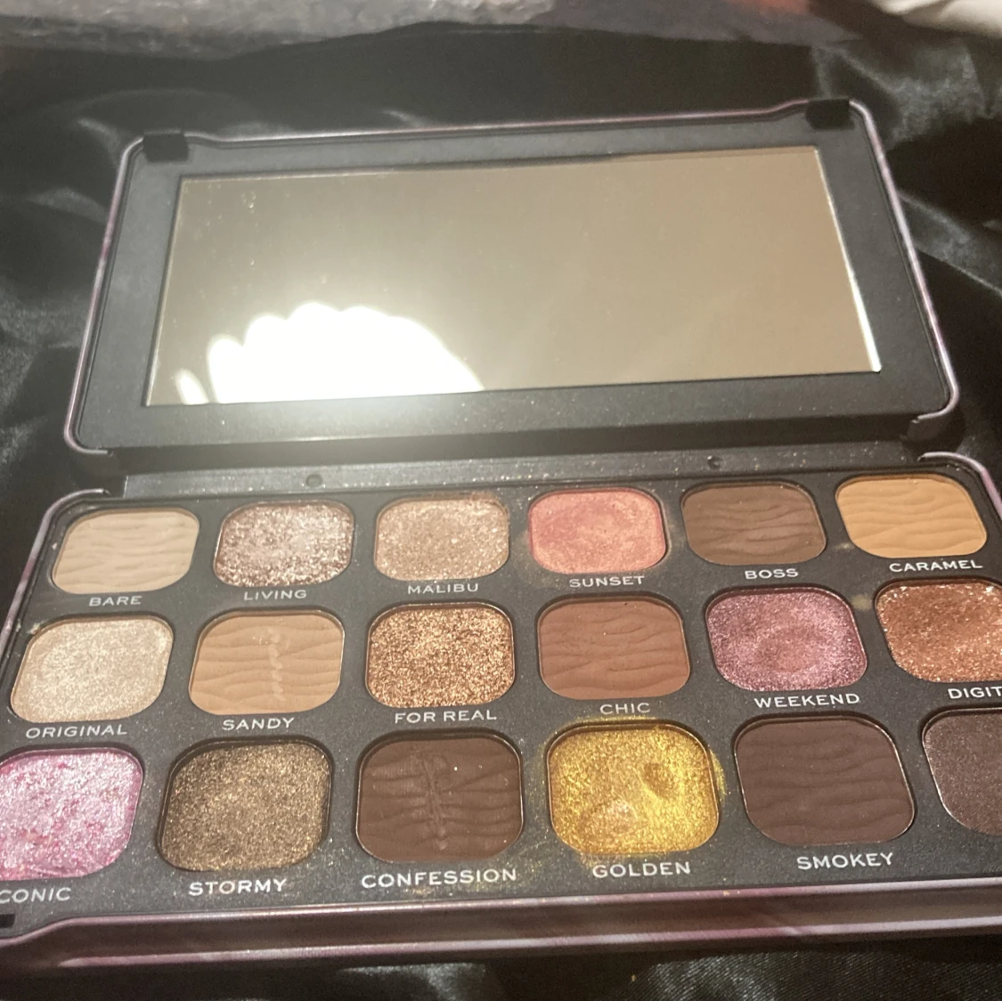 Revolution ögonskuggspalett med spegel - 4