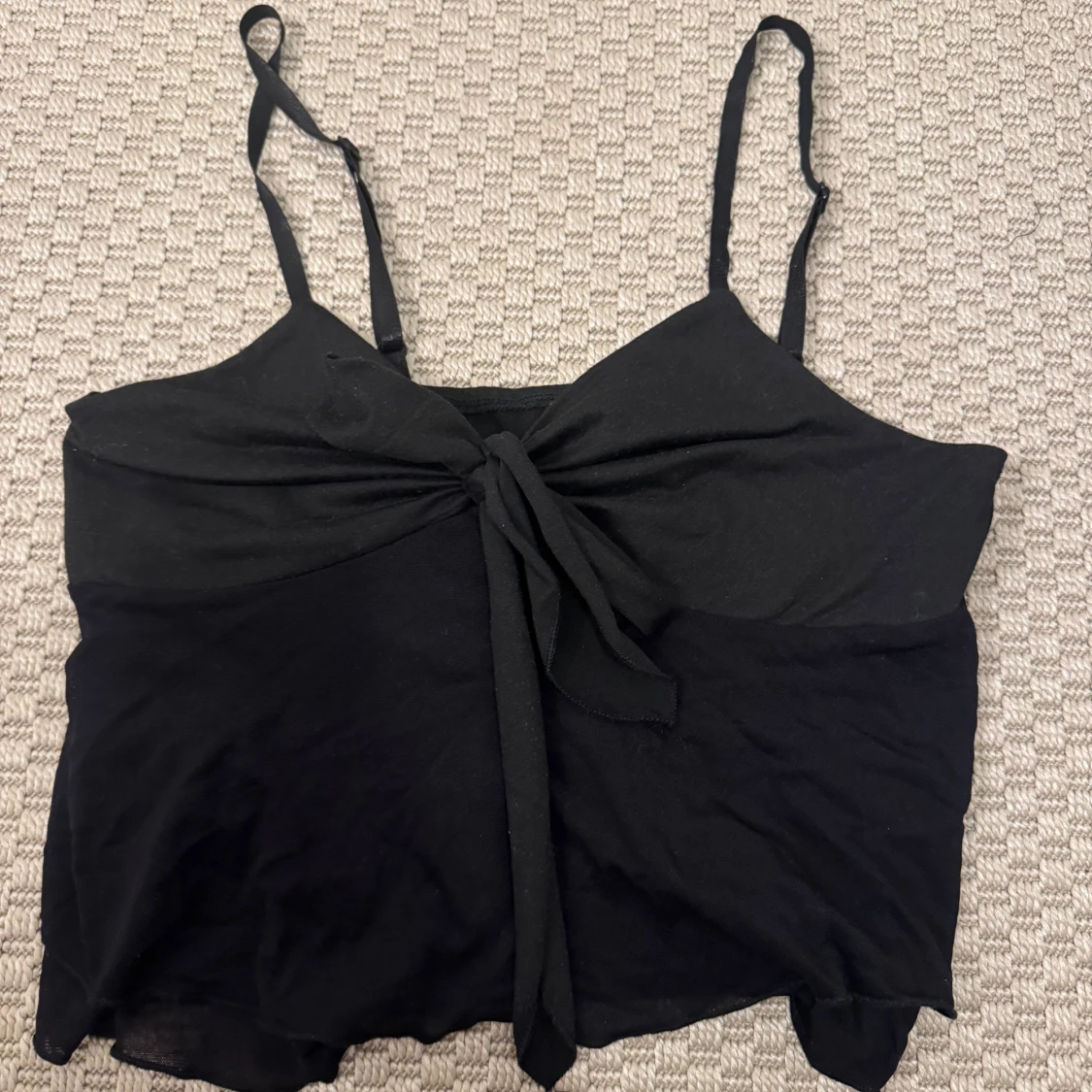 Svart croppad linnetopp med knyt