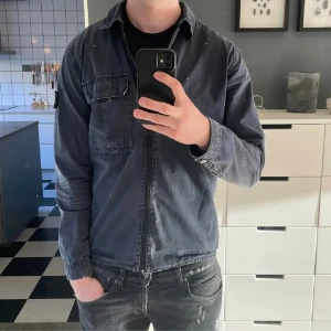 Stone island overshirt - Riktigt snygg stone island overshirt perfekt nu till hösten! || Den är Strlk M men passar mer åt S hållet || Sjukt bra skick! || Bara att skriva vid frågor och funderingar!