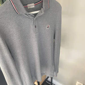 Långärmad pike moncler  - Hej, säljer min moncler pike som inte andvänds längre. Tveka inte att höra av dig och priset är inte hugget i sten! 