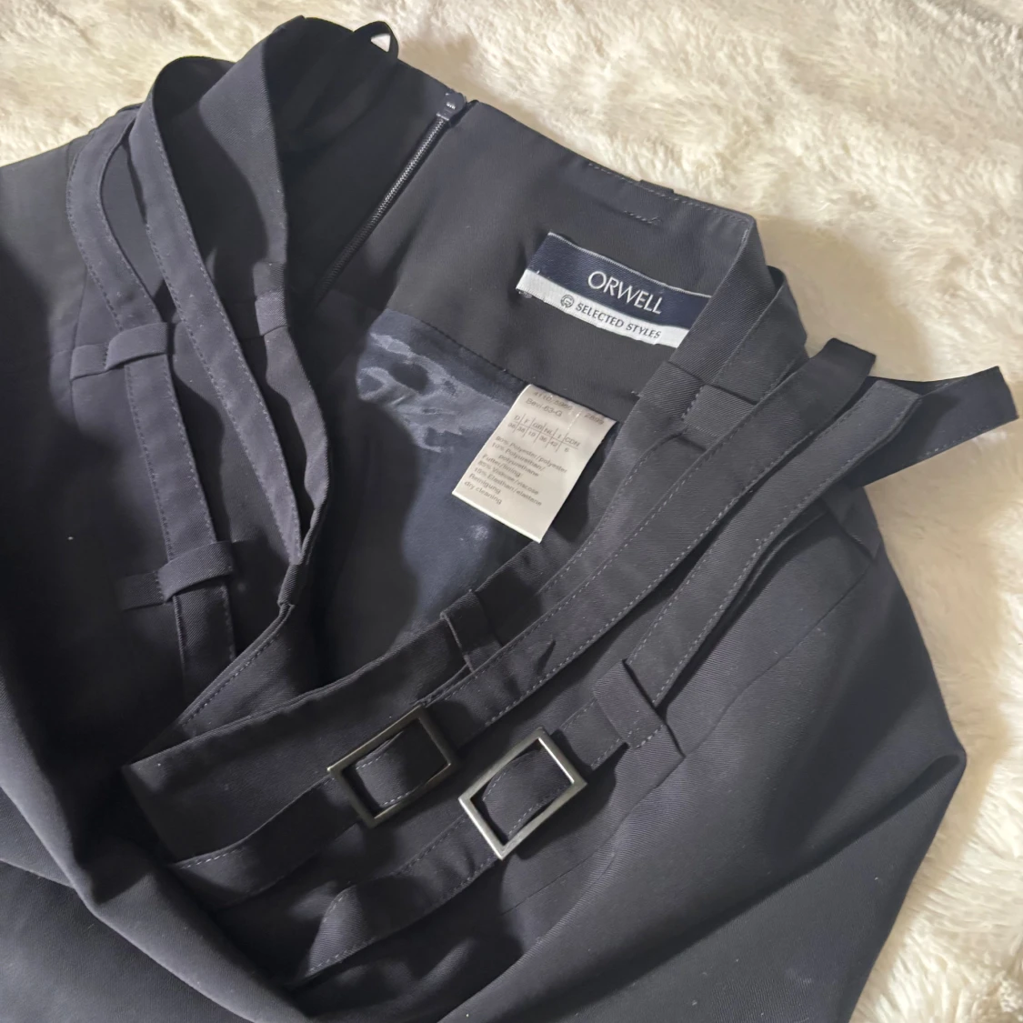 Mörkblå kjol med spännen från Orwell - 2