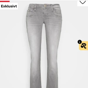 Grå bootcut jeans från LTB - Snygga grå jeans från ltb i modellen valerie. De är lågmidjade och bootcut. Jag är 180 och de passar mig perfekt i längden. Strl 28/36. Pris går att diskutera, hör av er vid frågor 💕💕💕