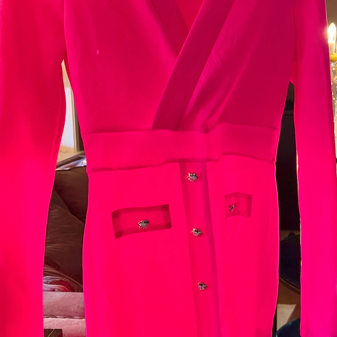 Knallrosa omlottklänning med knappar - 1