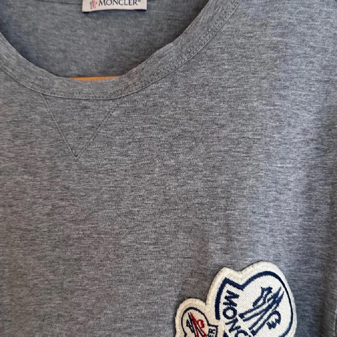 Grå Moncler t-shirt med patch - 1