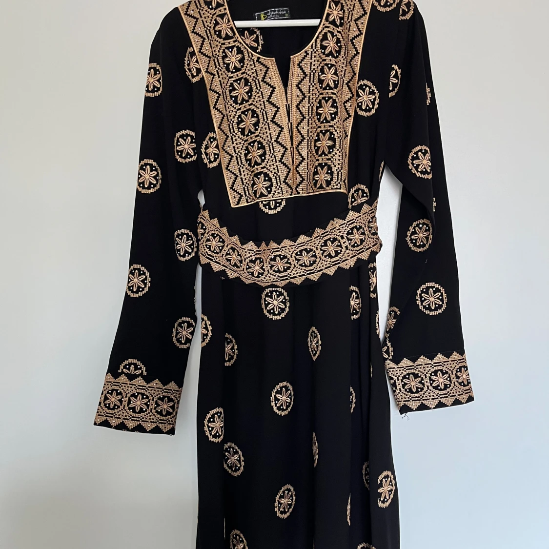 Svart långklänning med broderier - 4