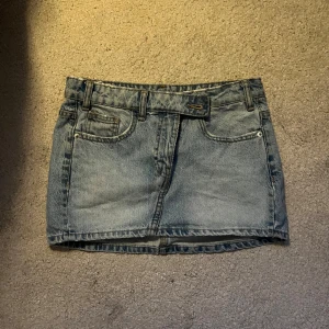Lågmidjad Jeans kjol från Zara XS - Säljer denna kjol eftersom jag aldrig använder den. Så den är i nytt skick eftersom jag aldrig använt den