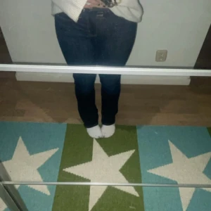 Mörkblå jeans från American Eagle - Snygga mörkblå American eagle jeans, skulle gissa på strl xxs men är jätte stretchiga så passar även S, aldrig använda💕