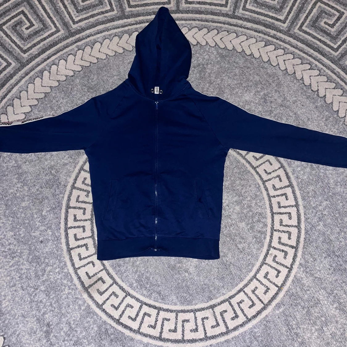 Marinblå Moschino hoodie med dragkedja