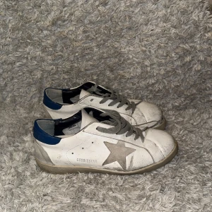 Golden goose skor - | Condition: 3/10 | Color: White and Blue | What is included: The sneakers | Retail price: 5 600kr |