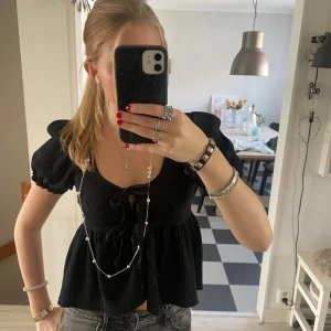 Svart blus med puffärm och knyt - Supersöt svart blus med puffiga korta ärmar💓💓💓