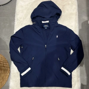 Ralph lauren windbreaker - Super snygg windbreaker från ralph lauren. Mycket bra skick. Använd fåtal gånger. Strl 14-16 vilket motsvarar xs. Fraktar samma dag!