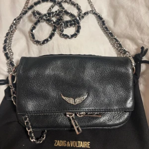 Zadig & voltaire väska - Super gullig väska från zadig voltaire, den är äkta men väl använd så därför säljs den mycket billigt. Hör av dig för frågor/ mer bilder !