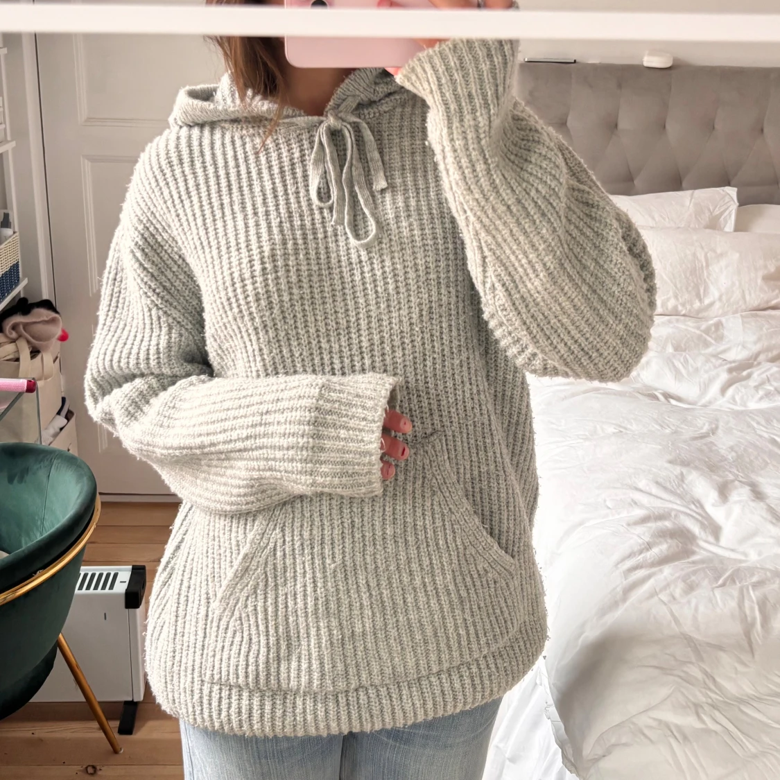 Ljusgrå stickad hoodie med huva - 1