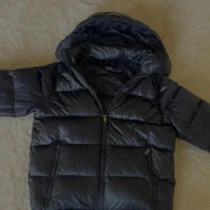Mörkblå pufferjacka från Polo Ralph Lauren - Snygg mörklblå Polo jacka i storlek M köpt på NK för 6000kr med blå logga istället för den röda. Helt felfri i utmärkt skick. Finns ej tillgänglig någonstans längre. Pris går ej att diskutera. Jackan är köpt för drygt 1 år sen. Endast digitalt kvitto finns kvar😊      Köparen står för frakt 📦 ‼️