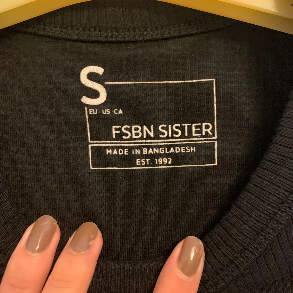 Svart t-shirt från FSBN Sister - 1