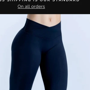 DFYNE leggings med omlottdesign (byte eller köpas) - De nya dfyne tightsen, jättesnygga men aningen för små för mig. Jag är ganska bred runt midjan. Om du har en M hade vi kunnat byta eller om du vill köpa dem funkar det med :). Aldrig använt dem!! Nypris 62$. 