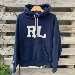 Ralph Lauren Hoodie  - Säljer denna asfeta och sällsynta Ralph Lauren Hoodie. Storlek XS. Fint skick. Tjock och härlig Hoodie, perfekt till vintern! Väldigt svår att få tag på. Enda på plick för tillfället. Hör gärna av er vid funderingar🙌