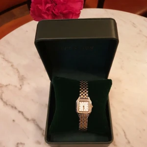 Ivy n Rox Posh klocka  - Helt ny och oanvänd Ivy N Rox Posh damklocka, fyrkantig, bicolor, 24x24 mm.   Färg band: Bicolor Glas: Mineralglas Material band: Rostfritt stål