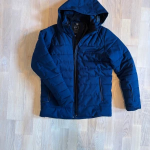 Five Seasons Jacka Barn/Ungdom - Storlek: 170-176  Märke - Five Seasons  Jacka letar ny ägare, knappt använd, bra skick. Passar perfekt inför vintern.