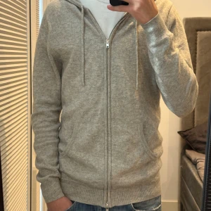 John Henric Kashmir  - Som i nyskick, Kashmir zip hoodie i näst intill nyskick. Nypris ca 3000kr