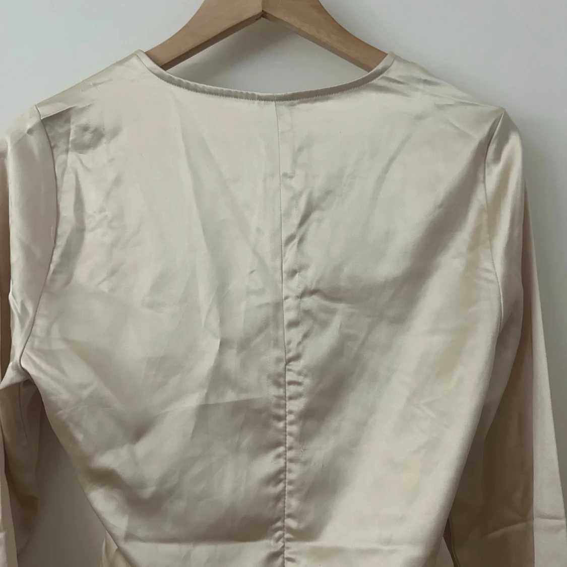 Champagnefärgad omlottopp från Gina  - 2