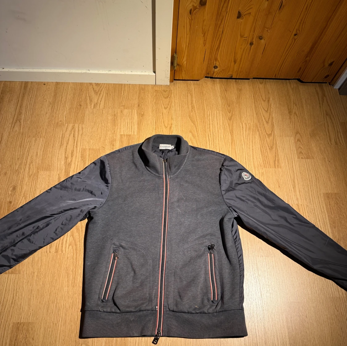 Grå bomberjacka från Moncler