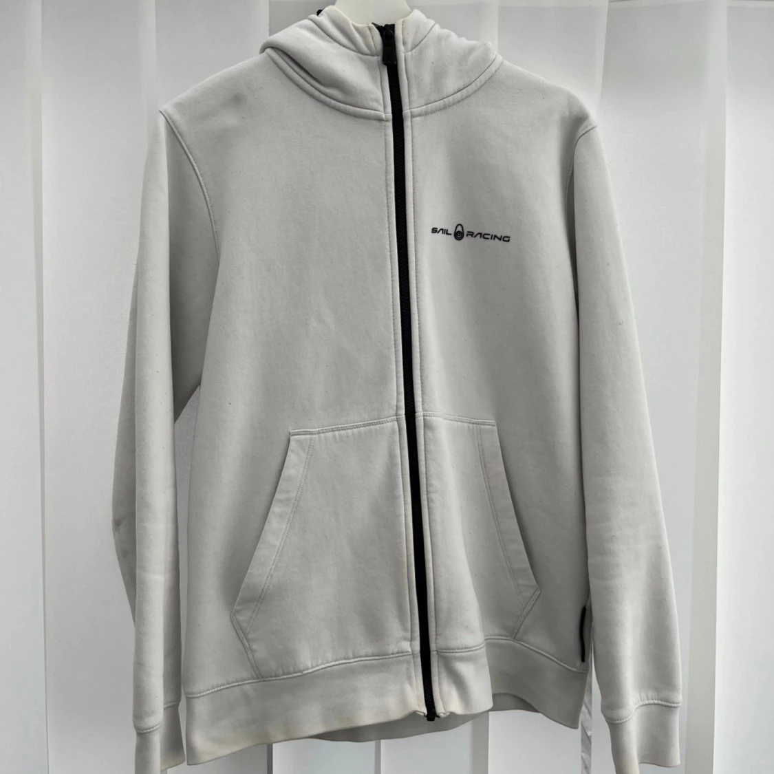 Vit hoodie från Sail Racing med dragkedja