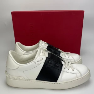 Valentino skor(nyskick) - Hej! Säljer nu dessa sjukt snygga lanvin skor. Skorna är i nyskick! Har begränsat antal boxar och dustbag. Hör av dig vid frågor. 