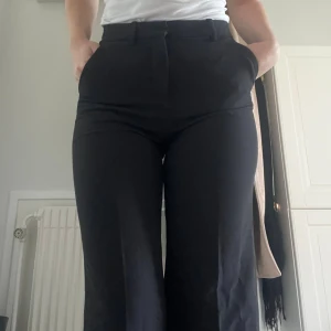 Svarta kostymbyxor  - Snygga svarta kostymbyxor från H&M i storlek 32. Byxorna är högmidjade och med raka ben. Jättefin passform och väldigt fint material, använda ca 2 gånger🩷 